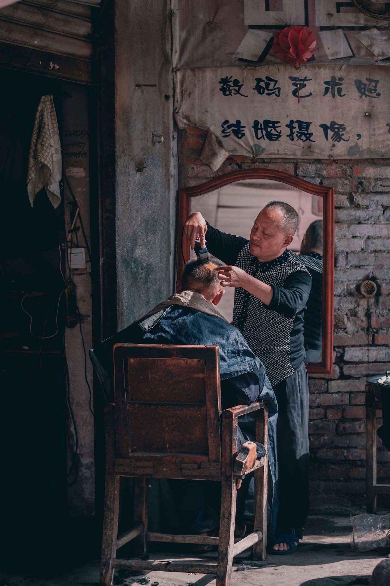 Barbero trabajando en la silla